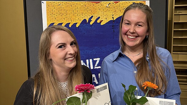 Lilith Jarlik und Lea Rettig mit Urkunde und Blumen